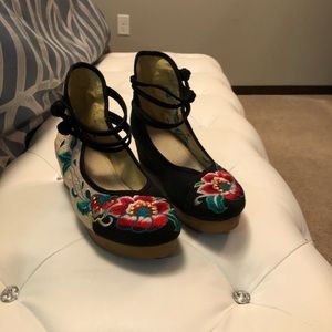 Darling size 9 summer canvas shoes